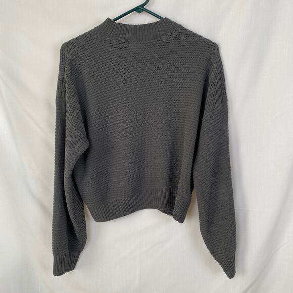 Hollister women’s size small, gray crop sweater soft! 100% polyester. NWOT - Picture 4 of 7